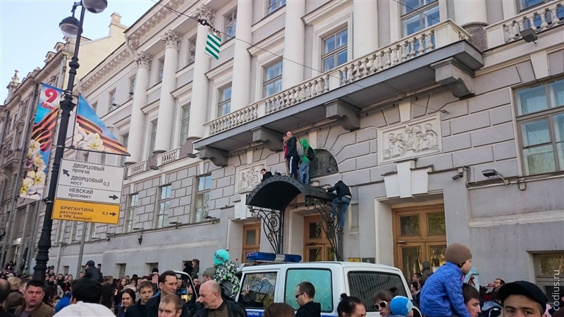 Особо любопытных гоняла полиция