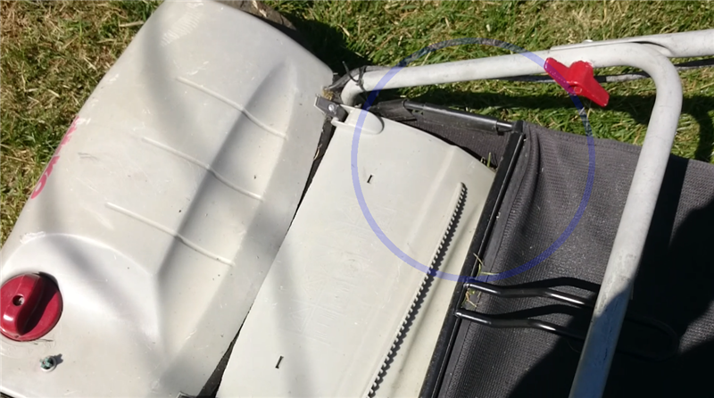 На небольших кочках и при маневрировании крышка проваливается в корпус мешка.