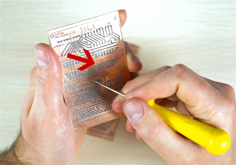 На фото видны остатки бумаги в ненужных местах&nbsp;— там где должны быть отверстия&nbsp;— все это нужно убирать.