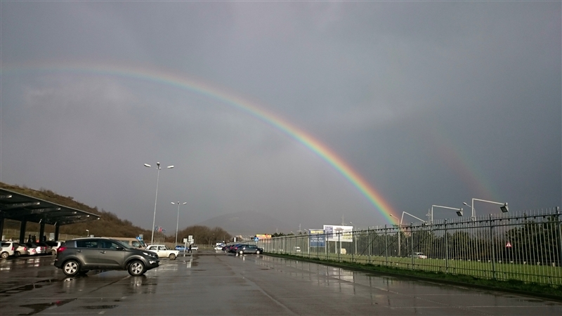 Радуга. Пятигорск, стоянка гипермаркета METRO, 17&nbsp;апреля 2015&nbsp;16:53.