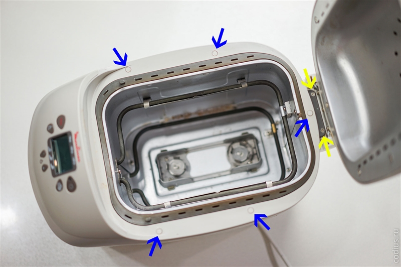 Синими стрелками указаны шурупы со шляпкой под двузубую отвертку