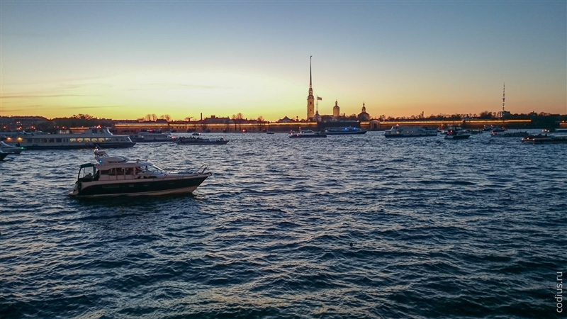 Туроператоры предлагают отдельный тур&nbsp;— на катере под праздничный фейерверк, билет стоит бешенных денег&nbsp;— от 2&nbsp;000,00&nbsp;span class=rubруб./span